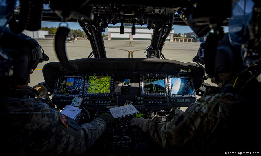 First Lithuanians Black Hawk Pilots Graduate in USA