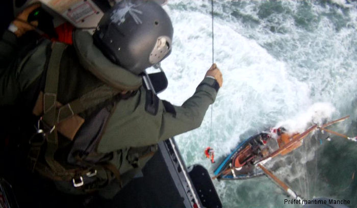 Photos of EC225LP in French Navy helicopter service.