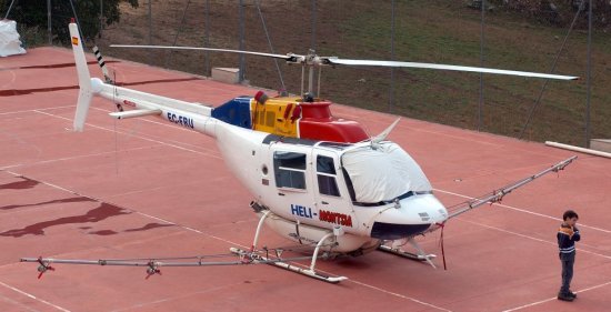 Fertilizer spray spreading helicopter Bell 206